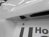車の後方に小型カメラが付いておりバックする際の後方の様子をモニター上に表示します。
