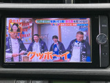 車内の画面でテレビ番組を楽しめる装備です。停車中の休憩時間などに映像を視聴でき、待ち時間を過ごす際にも活用いただけます。表示内容や画面の見え方は実車でご確認ください。