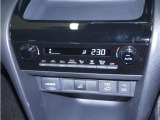 【オートエアコン】設定した温度になるように車が自動で風量や吹き出し口、冷暖房の強さを調整してくれるエアコンです。一度温度を設定すれば、自動で快適な室温を保ってくれるので運転に集中しやすいですよ♪
