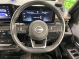 【パドルシフト】ハンドルから手を離さずに素早くシフトアップ&ダウンができるので、エンジンブレーキを使う下り坂や高速道路の合流で加速したい場面で役立ちます。