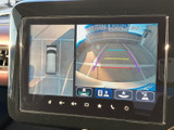 周囲の状況を複数の表示で確認でき、駐車時の安全確認をサポートします。画面上の案内線や表示切替を活用できるため、狭い場所での取り回しにも便利な装備です。
