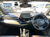 運転席から前方を見渡しやすいレイアウトで、各部の位置関係も把握しやすい室内です。シートに腰掛けた際の視界にも配慮され、毎日の移動を落ち着いて始められます。