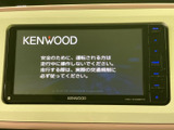 画面と本体ボタンを備えたナビ・オーディオを装着。画面上の案内に沿って操作でき、目的地設定や音源選択など、日々の移動に役立つ機能をまとめて扱えます。