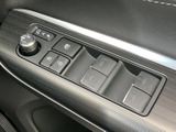 ドア側には窓やミラーに関するスイッチがまとまり、運転席から手を伸ばしやすい配置です。各ボタンの表示も見分けやすく、乗り込んだ際に必要な操作を確認しやすくなっています。