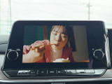 停車中にテレビ番組などの映像を楽しめる画面を備えています。待ち時間や休憩中のひとときに活用でき、車内で過ごす時間をより充実させたい方にも嬉しい装備です。