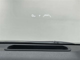 フロントガラスに情報投影するHUD付き。視線移動を最小限に、安全運転を支援します。