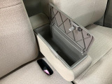 ベンチシート形状で足元も含め広々ゆったり座っていただけます。運転席側に装備してますセンターコンソールボックスを利用頂くとセパレートしてリラックス、ベンチにして開放的に2タイプお好みに合わせ使えます。