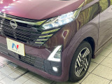 【LEDヘッドライト】悪天候や夜間走行時も良好な視界を確保し安心して運転できる高輝度LEDヘッドライトを装備!点灯速度が早く、消費電力も抑えられています。