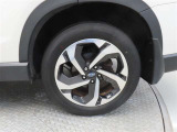 車両のデザインにマッチした純正アルミホイールを装着しています。