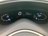 速度や燃料残量などの情報がまとまって表示され、運転に必要な状況を視線移動を抑えて確認しやすい配置です。表示が見渡しやすく、日々の運転をサポートします。