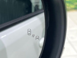 【ブラインドスポットモニター】走行中、ドアミラーの死角になりやすい箇所に後続車が接近するとサイドミラー付近に警告を表示、ドライバーに注意喚起をしてくれます。