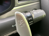 レバーには灯火類の表示が記され、操作位置を目で確認しやすい仕様です。ステアリングの近くにまとまっているため、運転席から手の届きやすい位置で必要な操作を行えます。