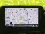 地図上に道路や周辺施設、現在地が表示され、目的地までの位置関係を画面で確認できます。縮尺やメニューも見やすく配置され、初めての場所への移動や日常のお出かけをサポートします。