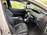 前席はゆったりと座れる形状で、運転席まわりから前方を見渡しやすいレイアウトです。落ち着いた色合いの室内で、乗り降りの際にも清潔感のある印象を受けます。