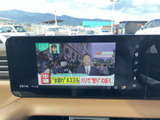テレビ番組を画面で視聴できる装備です。停車中の待ち時間にニュースや番組を楽しめるので、お出かけ先での休憩時間にも活用できます。見やすい画面で内容を確認しやすいのも魅力です。