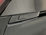 パワーバックドアの開閉スイッチを車両側面に配置。車両の側面に立って操作できることで、後ずさりすることなくドア開度を確認しながら、任意の位置で安全に停止させることができます。