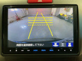 リバースギアに入れるだけで後方の表示へ切り替わります。夜間や雨の日の駐車も楽になりますよ。