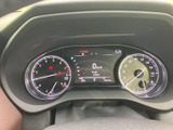 左右のメーターと中央の表示部に情報がまとまり、速度や燃料残量などを運転席から確認できます。表示の位置が分かりやすく、日常の運転に必要な情報を把握しやすい配置です。