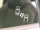 【ブラインドスポットモニター】走行中、ドアミラーの死角になりやすい箇所に後続車が接近するとサイドミラーのレンズに警告を表示!ドライバーに注意喚起をしてくれます。