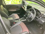 運転席まわりは前方の視界が広く、メーターや周囲の確認がしやすい配置です。シートは身体を受け止める形状で、落ち着いて過ごせる空間に仕上がっています。