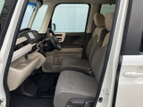 運転席と助手席には頭を預けやすいヘッドレストが備わり、落ち着いて座れる形状です。窓から外を見渡しやすく、明るい色調の内装と合わせて、前席で快適に過ごせる空間となっています。