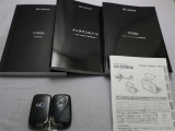 取説・メンテナンスノート・スマートキーの3点セットです。