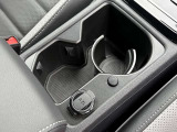 ガイド付きドリンクホルダーで走行中でもボトル類をしっかりホールド。12Vソケットも配置されています。