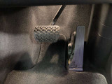 当店でお車をご購入のお客様はオーナー様専用保険「メルセデス・ベンツ保険」にご加入頂けます。飛来物によるフロントガラス破損やパンクによるタイヤ交換の際に、修理費用の一部をお支払いしております。