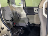 後席をはね上げれば、「もうひとつの荷室」が生まれます。