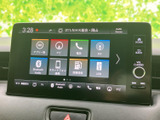 ラジオやBluetooth Audio、USBなどの選択肢が画面上に整理され、使いたい音源を見つけやすい構成です。ナビや電話への切り替えも同じ画面から行えます。