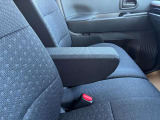 運転席にはアームレストが付いてます。