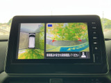 後退時には車両周辺の映像や目安線を画面で確認でき、駐車時の周囲確認をサポートします。画面表示を参考にしながら、目視でも安全を確かめて操作できる心強い装備です。