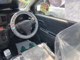 運転席はこちらです。プライベートな車内なのでリラックスできる空間を。