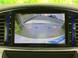 後方の様子を画面で確認でき、駐車時の周囲の安全確認をサポートします。ガイド表示も備わり、車庫入れや狭い場所での切り返しなど、日常の駐車シーンで役立つ装備です。