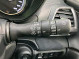 レバーには各種表示が記され、スイッチの内容を目で確認しやすい構成です。運転席から手の届く位置にまとまり、周囲の状況に応じた操作を行う際にも扱いやすい装備です。