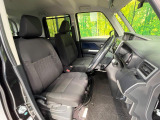 運転席まわりには十分なスペースがあり、大柄な方でもゆったり運転していただける環境です。