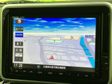 地図表示で目的地までのルートを確認でき、画面まわりのボタンから各種メニューにもアクセスしやすい構成です。お出かけ先の検索や日々の移動をサポートする、便利な装備として活躍します。
