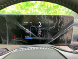 速度やシフト位置、航続可能距離などの情報が画面にまとまり、運転中も必要な表示を確認しやすい構成です。明るく見やすい表示で、毎日の移動をサポートします。