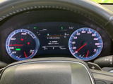 速度や燃料残量などの情報がまとまり、走行前や運転中にも確認しやすいレイアウトです。中央の表示部では車両情報も見られ、日々の運転をサポートします。