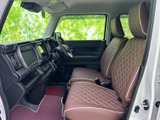 前席はシートのステッチや落ち着いたブラウンの色合いが印象的で、運転席からの見通しも確保されています。助手席側も開放感があり、日常の移動を快適に過ごせる室内です。