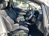 前席は運転席と助手席の間にゆとりが感じられ、着座時も周囲を見渡しやすい空間です。シートやドア周りは落ち着いた色合いでまとまり、毎日の乗り降りにもなじむ雰囲気です。