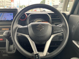 握りやすい形状のステアリングに各種スイッチを備え、運転姿勢を保ちながら手元で操作しやすい構成です。メーターやナビ画面も視界に収まり、日々の運転を便利にサポートします。