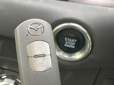 【アドバンストキー】カバンやポケットに入れたままでもドアの施錠・解錠が可能なスマートキーを装備。エンジンのオン・オフ時もカギを取り出す必要が無いからとっても便利です♪