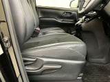 運転席シートは上下アジャスター付き車両です。