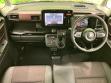 前席は左右のシートが並び、ゆとりある足元と見通しのよい運転席まわりが特徴です。座面や背もたれの形状にも落ち着きがあり、毎日の移動を快適に支えてくれます。