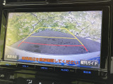 後方の映像にガイド線が表示され、駐車時に車両と周囲の位置関係を確認しやすい装備です。切り返しや駐車スペースへの進入時など、後退操作をサポートします。