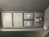 ハンドルの右側にはヘットライトリベライザーとVSA(ABS+TCS+横滑り抑制)の解除スイッチがついています。ヘッドライトリベライザーは道路状況や積荷の加重に応じてライトの高さを調節できます。