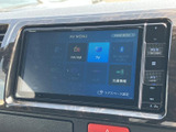 FMやテレビ、Bluetooth Audioなどの項目が並び、使いたい機能を画面から選べます。メニュー表示がまとまっているため、日常のお好みに合わせて音楽などを楽しめます。