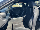前席には身体を包み込むような形状のシートが備わり、運転席まわりを見渡しやすい配置です。座面や背もたれの表情も確認でき、日々の乗車時のイメージが膨らみます。