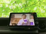 画面いっぱいにテレビ映像が表示され、停車中の待ち時間などに番組を視聴できます。映像を楽しみたい場面で活用しやすく、画面上の表示も見やすい構成です。